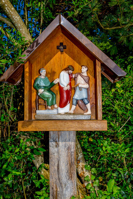 Thumbnail: 01 Jesus wird zum Tode verurteilt _JA 32131 Kreuzweg im neuen Friedhof Hohenried.jpg